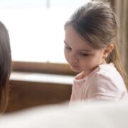 Η ντροπαλότητα μπορεί να επηρεάσει την απόδοση ενός παιδιού στις προφορικές αξιολογήσεις, ανάλογα με το επίπεδο κοινωνικής αλληλεπίδρασης που απαιτείται για την ολοκλήρωση του τεστ.