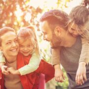 Τα μικρά παιδιά που είναι κοντά στους γονείς τους είναι πιο πιθανό να μεγαλώσουν ως ευγενικά, εξυπηρετικά και συμπονετικά πλάσματα