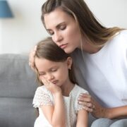 Η Lauren Stauble και η Alyssa Blask Campbell, συν-συγγραφέας του «Tiny Humans, Big Emotions», τονίζει για άλλη μια φορά τον ρόλο της ενυναίσθησης