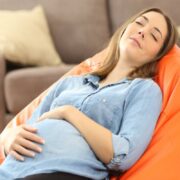 Είναι πιο δύσκολο να κοιμηθείτε καλά κατά τη διάρκεια της εγκυμοσύνης, αλλά υπάρχουν μερικοί εύκολοι τρόποι για να ξεκουραστείτε καλύτερα.