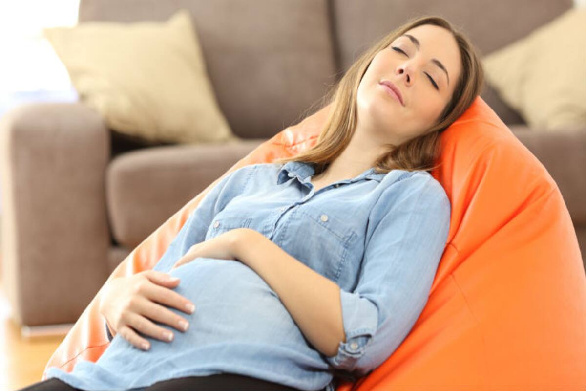 Είναι πιο δύσκολο να κοιμηθείτε καλά κατά τη διάρκεια της εγκυμοσύνης, αλλά υπάρχουν μερικοί εύκολοι τρόποι για να ξεκουραστείτε καλύτερα.