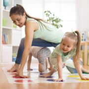 Το παιδικό παιχνίδι δεν είναι πάντα εύκολο για τους ενήλικες, εξηγεί ένας ειδικός. Ακολουθούν τέσσερις συμβουλές για να διευκολύνετε τη συμμετοχή σας στο παιχνίδι.