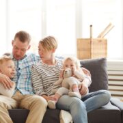 Πώς να είστε σίγουροι ότι δεν μεταδίδετε στα παιδιά ένα λανθασμένο μήνυμα για την ευτυχία