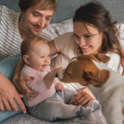 Εάν είστε ιδιοκτήτης σκύλου και έγκυος, μπορεί να αναρωτιέστε πώς να παρουσιάσετε τον σκύλο σας στο νέο σας μωρό. Συγκεντρώσαμε έναν οδηγό βήμα προς βήμα για τον μελλοντικό προγραμματισμό.