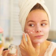 Το μέλασμα, που ονομάζεται επίσης μάσκα της εγκυμοσύνης, είναι μια δερματική πάθηση που χαρακτηρίζεται από υπερμελάγχρωση. Δείτε τι πρέπει να γνωρίζετε για τα αίτια, τα συμπτώματα και εάν μπορείτε να το αποτρέψετε.