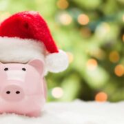 Ακολουθούν εύκολοι κι έξυπνοι τρόποι για να ενσωματώσετε μαθήματα οικονομικών στην προετοιμασία των εορτών σας.