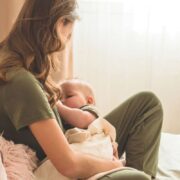 Δείτε πόσο καιρό πρέπει να θηλάσετε για να έχετε τη μεγαλύτερη προστασία. Επιπλέον, συμβουλές από ειδικούς για τη διατροφή του μωρού σας με RSV.