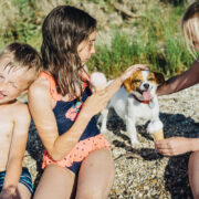 Παγκόσμια Ημέρα Σκύλου: 15 υπέροχοι λόγοι για να μεγαλώσετε το παιδί σας με έναν σκύλο
