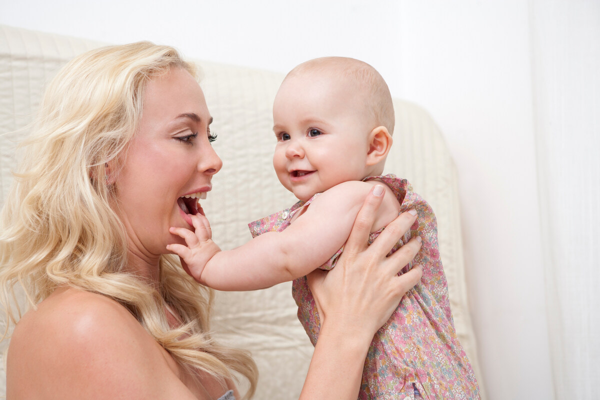 Το να τραγουδάτε πρόσωπο με πρόσωπο στο μωρό σας βοηθάει την κοινωνική του ανάπτυξη, αλλά και τη σύνδεση φροντιστή-βρέφους