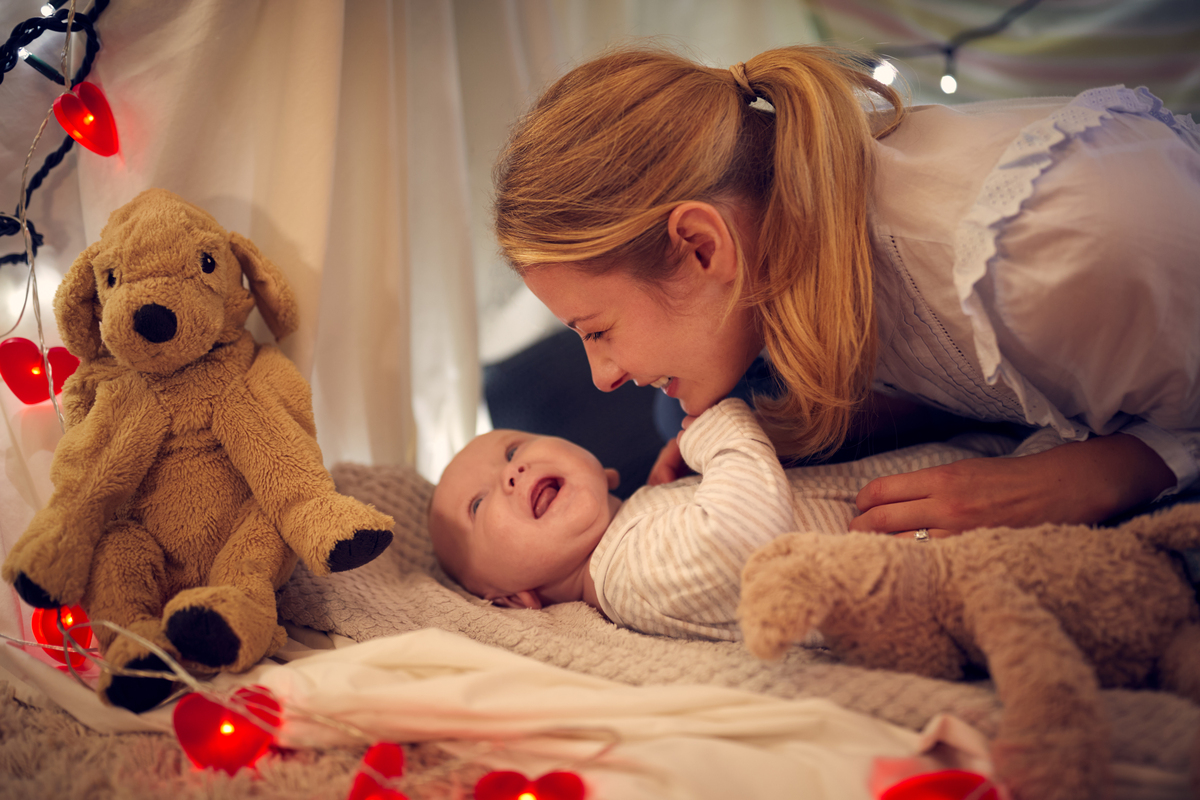 Το να τραγουδάτε πρόσωπο με πρόσωπο στο μωρό σας βοηθάει την κοινωνική του ανάπτυξη, αλλά και τη σύνδεση φροντιστή-βρέφους
