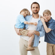 Οδηγός για μπαμπάδες: Πώς να μεγαλώσετε γιους που θα σέβονται τα κορίτσια και τις γυναίκες