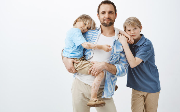 Οδηγός για μπαμπάδες: Πώς να μεγαλώσετε γιους που θα σέβονται τα κορίτσια και τις γυναίκες