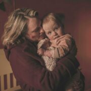 Πώς το τέλος του Handmaid’s Tale είναι ο απόλυτος ύμνος της μητρότητας