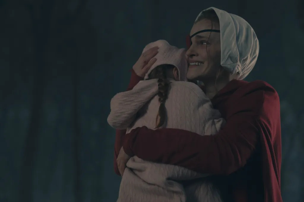 Πώς το τέλος του Handmaid’s Tale είναι ο απόλυτος ύμνος της μητρότητας