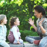 Αυτές οι δύο απλές φράσεις θα ενισχύσουν την κριτική σκέψη των παιδιών