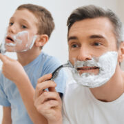 Όχι, δεν είμαι έτοιμη να δω τον έφηβο γιο μου να ξυρίζεται για πρώτη φορά