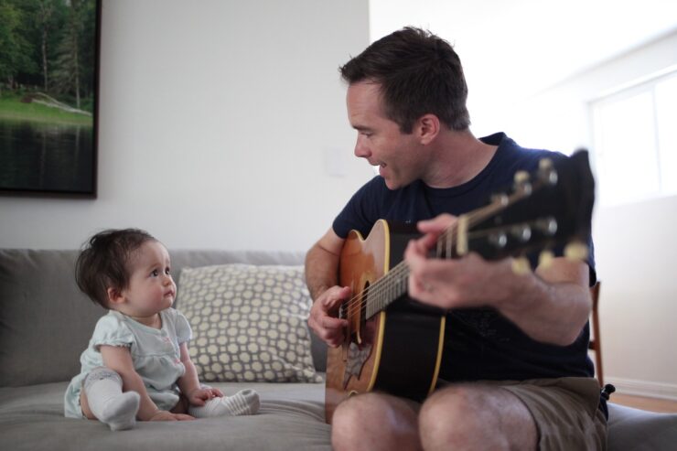 Το λέει και η επιστήμη: το τραγούδι στα μωρά βελτιώνει τη διάθεσή τους