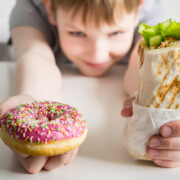 Καρδιολόγος τονίζει: «5 “τοξικές” τροφές που δεν θα έδινα ποτέ στα παιδιά μου μετά από 20 χρόνια θεραπείας καρδιακών προσβολών»