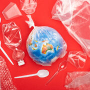 Μικροπλαστικά: πώς εισχωρούν στον οργανισμό μας και τι πρέπει να λάβουν υπόψη οι γονείς για την υγεία όλης της οικογένειας