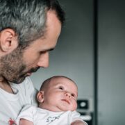Η ψυχική υγεία και των μπαμπάδων τα πρώτα δύο χρόνια έχει μόνιμο αντίκτυπο στα παιδιά, σύμφωνα με νέα μελέτη