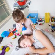 5 τρικ για να βρίσκεις χαρά μέσα στο χάος της γονεϊκότητας