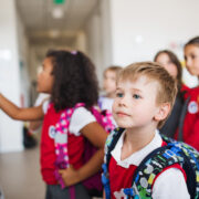 «Πώς να στηρίξετε ένα παιδί στο φάσμα του αυτισμού τώρα που το σχολείο έχει ήδη ξεκινήσει» από μια μαμά που μαθαίνει κι αυτή