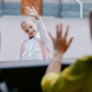 Η χαρμολύπη της επιστροφής στο σχολείο – γονείς είναι απόλυτα φυσιολογικό να χαίρεστε και να λυπάστε που ανοίγουν ξανά τα σχολεία