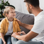 Θέλετε να σας ακούν τα παιδιά σας; Η parenting coach Reem Raouda ορκίζεται σε αυτές τις 6 «μαγικές φράσεις»