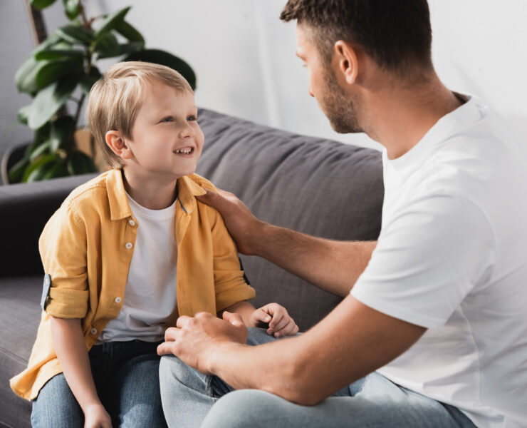 Θέλετε να σας ακούν τα παιδιά σας; Η parenting coach Reem Raouda ορκίζεται σε αυτές τις 6 «μαγικές φράσεις»