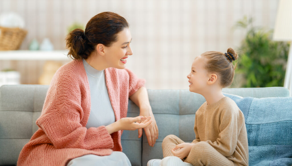 Θέλετε να σας ακούν τα παιδιά σας; Η parenting coach Reem Raouda ορκίζεται σε αυτές τις 6 «μαγικές φράσεις»