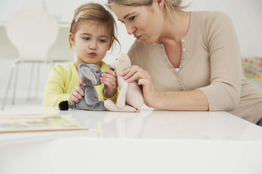 Θέλετε να σας ακούν τα παιδιά σας; Η parenting coach Reem Raouda ορκίζεται σε αυτές τις 6 «μαγικές φράσεις»