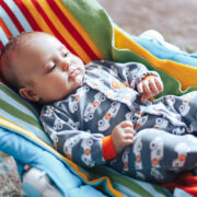 Ο παιδίατρος και συγγραφέας Dr. Daniel Golshevsky συμβουλεύει τους νέους γονείς να θέσουν νωρίς τα θεμέλια για καλές συνήθειες ύπνου – προκειμένου να μεγαλώσουν υγιή και επιτυχημένα παιδιά