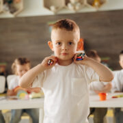 Οδηγός υποστήριξης παιδιών με διαταραχή αισθητηριακής επεξεργασίας: συμβουλές για μια ομαλή επιστροφή στο σχολείο