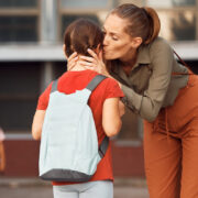 Τι να πείτε και πώς να ενδυναμώσετε ένα παιδί που έχει πέσει θύμα εκφοβισμού – καθώς ξεκινά η νέα σχολική χρονιά