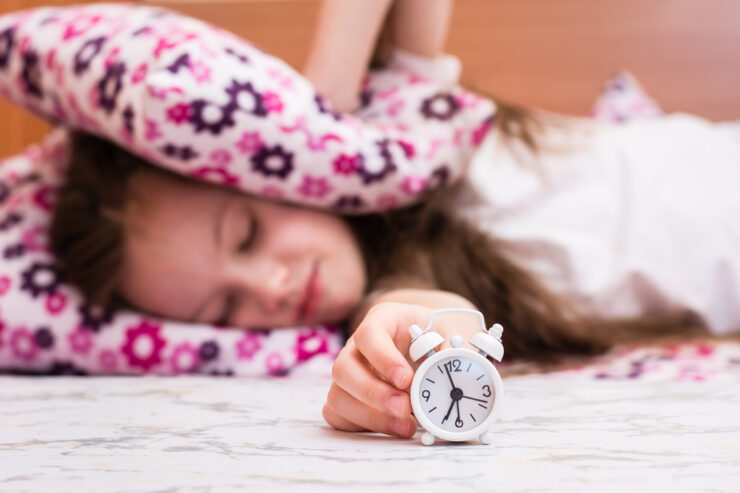 Δυσκολεύστε ακόμα να ξυπνήσετε νωρίς τα παιδιά για το σχολείο – δείτε πώς να το πετύχετε πιο εύκολα και αποτελεσματικά
