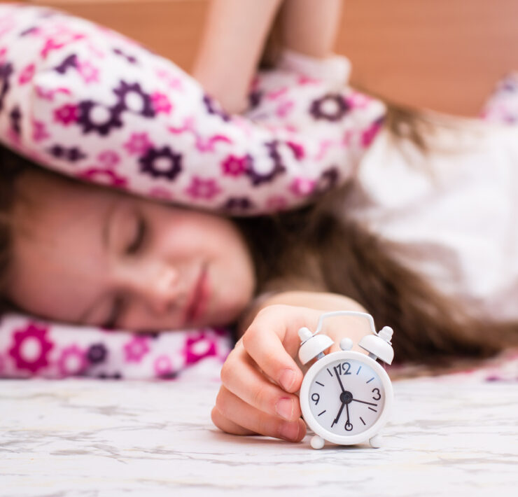 Δυσκολεύστε ακόμα να ξυπνήσετε νωρίς τα παιδιά για το σχολείο – δείτε πώς να το πετύχετε πιο εύκολα και αποτελεσματικά