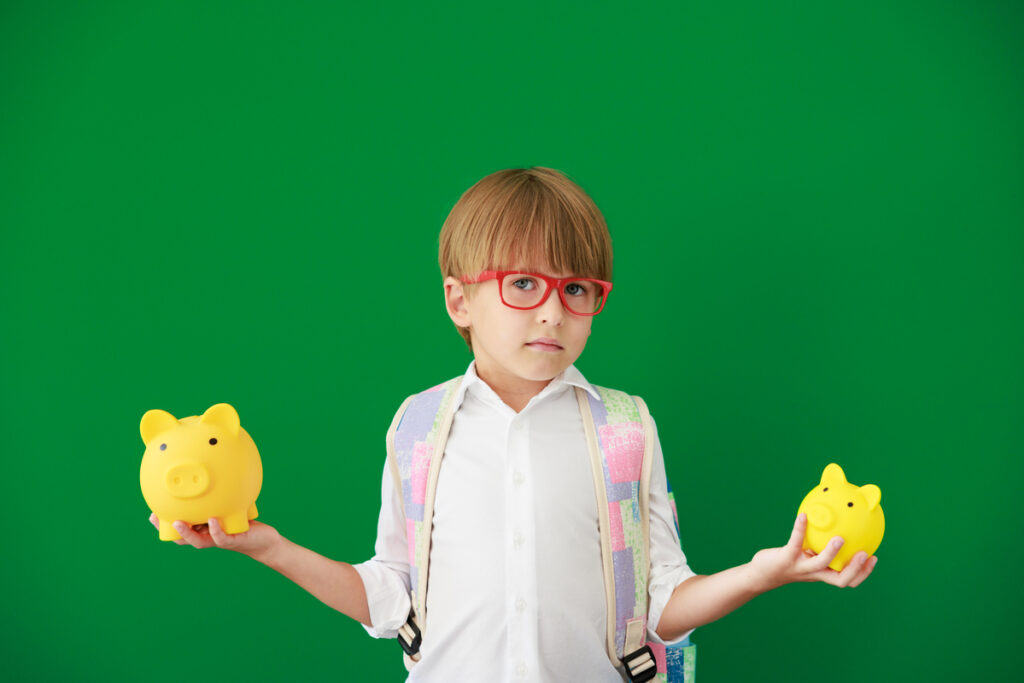 Παγκόσμια Ημέρα Αποταμίευσης και μαθαίνουμε στα παιδιά την αξία του «κουμπαρά»