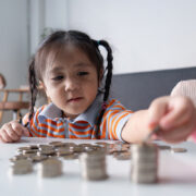 Παγκόσμια Ημέρα Αποταμίευσης και μαθαίνουμε στα παιδιά την αξία του «κουμπαρά»