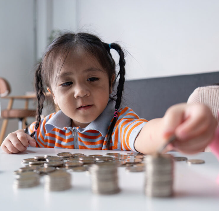 Παγκόσμια Ημέρα Αποταμίευσης και μαθαίνουμε στα παιδιά την αξία του «κουμπαρά»