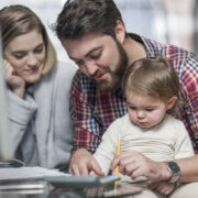 Νέα έρευνα αποκαλύπτει ότι το 49% των γονέων αισθάνονται ότι έχουν χάσει την ταυτότητά τους μετά τα παιδιά