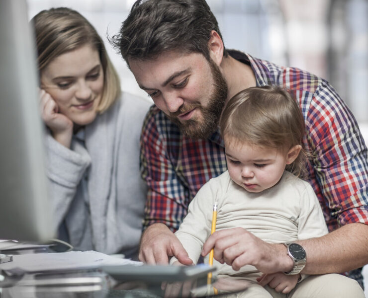 Νέα έρευνα αποκαλύπτει ότι το 49% των γονέων αισθάνονται ότι έχουν χάσει την ταυτότητά τους μετά τα παιδιά