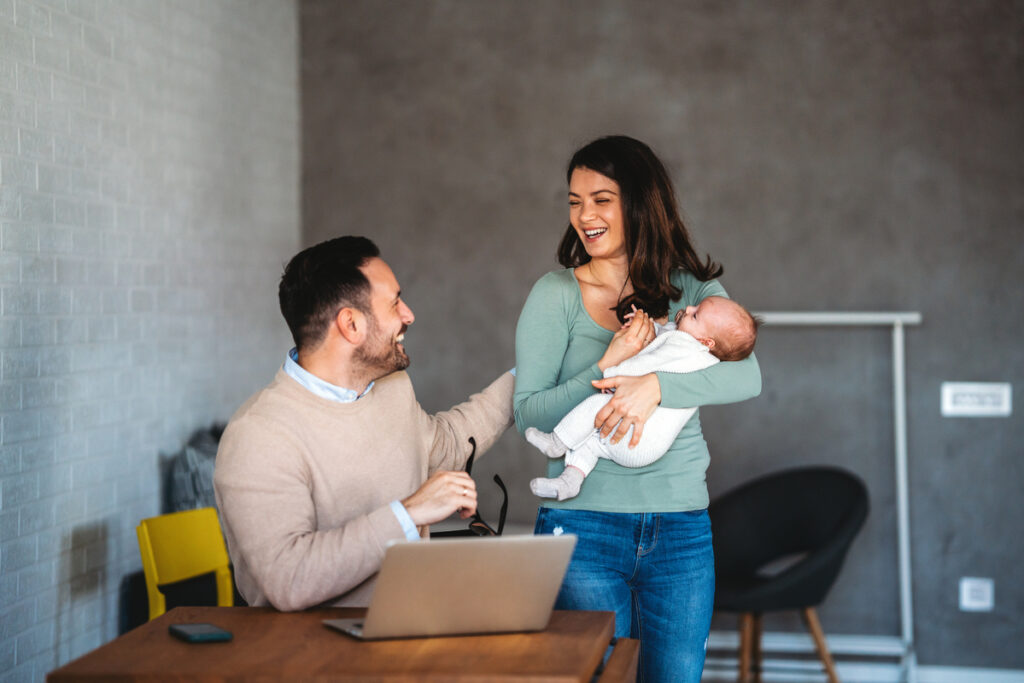 Νέα έρευνα αποκαλύπτει ότι το 49% των γονέων αισθάνονται ότι έχουν χάσει την ταυτότητά τους μετά τα παιδιά