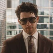 Ο Nick Jonas μιλάει ανοιχτά για το τι τον τρομάζει ως μπαμπά κοριτσιών