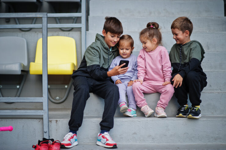 Οι ειδικοί προειδοποιούν: Τα smartphones πριν από την ηλικία των 13 ετών θα μπορούσαν να βλάψουν την ψυχική υγεία εφ' όρου ζωής