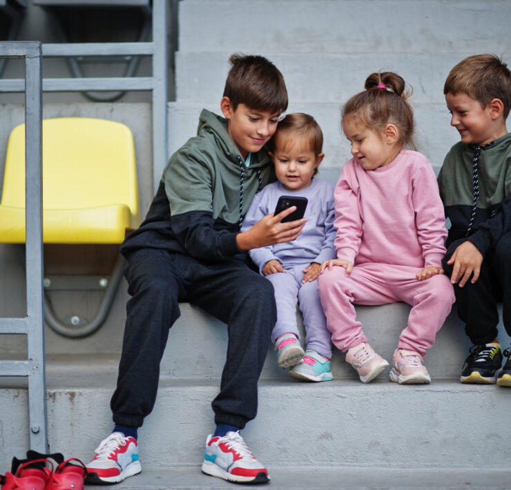 Οι ειδικοί προειδοποιούν: Τα smartphones πριν από την ηλικία των 13 ετών θα μπορούσαν να βλάψουν την ψυχική υγεία εφ' όρου ζωής