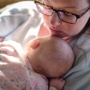 Έρευνα αποκαλύπτει ότι το ανοσοποιητικό σύστημα ενεργοποιεί μια μακροπρόθεσμη αμυντική απόκριση στο στήθος κατά τη διάρκεια του θηλασμού