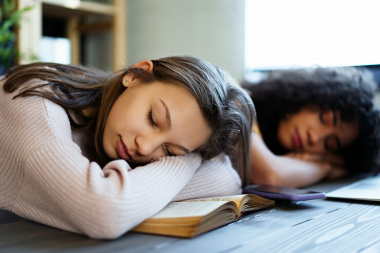 Ο πραγματικός λόγος που ο έφηβός σας δεν μπορεί να ξυπνήσει τα φθινοπωρινά πρωινά για το σχολείο