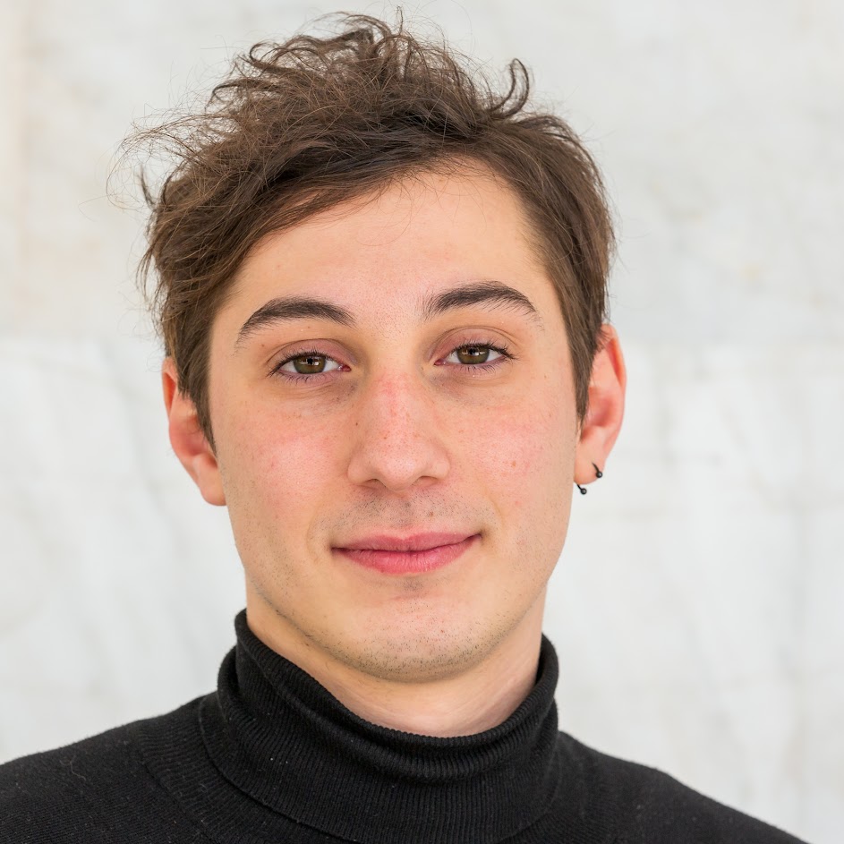 Στράτος Νταλαμάγκος: «Είναι μαγικό ότι το θέατρο μπορεί να φτιάχνει χώρους που δεν υπάρχουν αλλού»