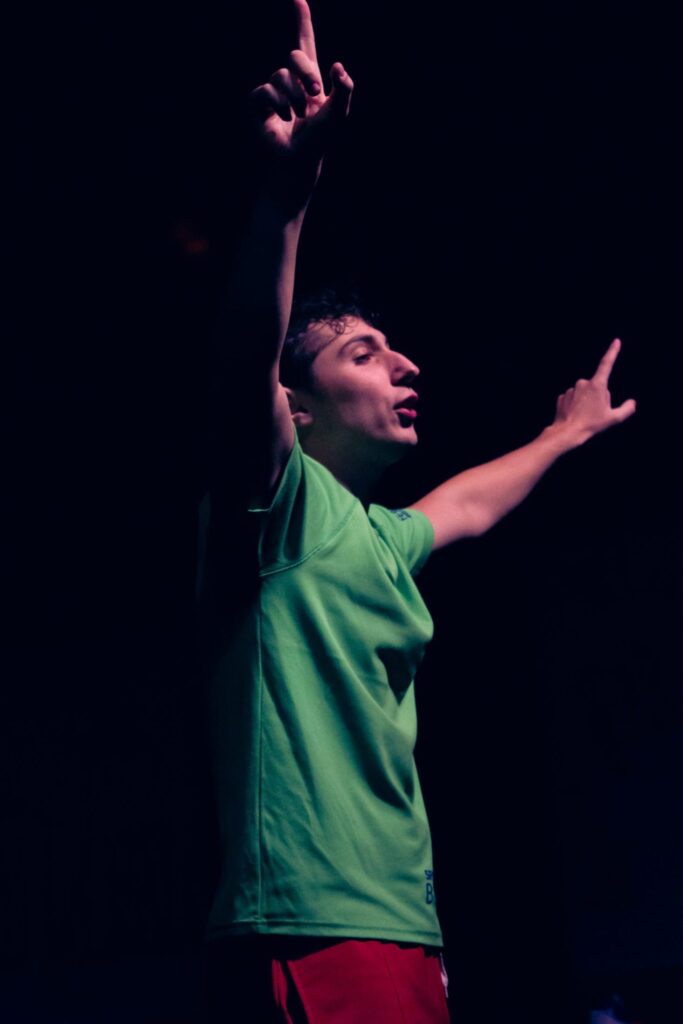 Στράτος Νταλαμάγκος: «Είναι μαγικό ότι το θέατρο μπορεί να φτιάχνει χώρους που δεν υπάρχουν αλλού»