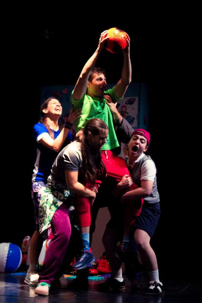 Στράτος Νταλαμάγκος: «Είναι μαγικό ότι το θέατρο μπορεί να φτιάχνει χώρους που δεν υπάρχουν αλλού»